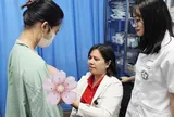 Cô gái 20 tuổi gù lưng vì vòng một quá lớn, sẵn sàng vượt hàng nghìn km để lấy lại sự tự tin