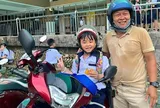 Ngày đầu năm học mới, phụ huynh vừa đi làm vừa “xoay ca” đưa đón con vì trường chưa tổ chức bán trú