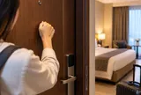 Vì sao nhiều người mách nhau gõ cửa 3 lần trước khi vào phòng khách sạn?