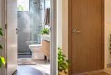 Nhà vệ sinh nên đóng hay mở cửa khi không dùng? Nhiều gia đình đang làm ngược