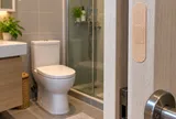  Vì sao nhiều gia đình dán miếng urgo ở cửa nhà vệ sinh?