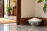 Vì sao nhiều gia đình đặt bát muối biển ở góc nhà?