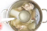 Hầm xương thường xuyên mà nước vẫn đục, đầu bếp mách thêm 2 bước này, canh trong veo, thơm ngậy