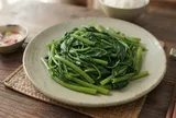 Luộc rau muống chỉ bỏ nước lạnh thôi là dại: Thả thêm thứ này vào rau xanh mướt giòn sần sật