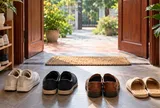 Người xưa kiêng để giày dép quay mũi thẳng vào cửa nhà, vì sao?