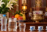 Nước trên ban thờ nên dùng nước gì?