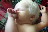 Bố mẹ đều tóc đen lại đẻ con tóc bạc trắng, chồng nghi vợ "cắm sừng", kết quả ADN phơi bày sự thật không ngờ