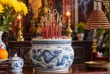 Vì sao phong thủy kiêng cắm chân hương vòng vào bát hương tại nhà?