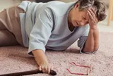 Mệt mỏi nhưng âm thầm chịu đựng vì ngại làm phiền các con, người phụ nữ sau đó phải nhập viện vì đột quỵ