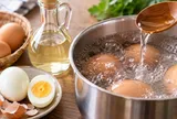 Vì sao nhiều người cho giấm vào nước luộc trứng?