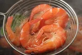 Luộc tôm không cần thêm gừng hay hành, cho mảnh này thôi, tôm thơm nức, đỏ đẹp chẳng lo tanh