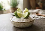 Vì sao nên đặt bát muối quả chanh ở đầu giường?