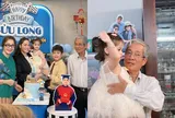Nhật Kim Anh cùng gia đình chồng cũ tổ chức tiệc sinh nhật cho quý tử, bé Julia được ông yêu thương bồng bế