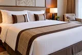 Tấm vải vắt ngang giường khách sạn có tác dụng gì? 4 công dụng nhiều người không ngờ tới