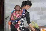 20 tuổi "cấn bầu", người mẹ đẻ liền tù tì 13 bé, chồng cày 20 mảnh ruộng để nuôi con