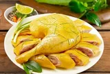 Luộc gà cho vào nước nguội hay nước sôi thì có nhiều dinh dưỡng hơn, luộc xong có cần ngâm trước khi vớt ra?