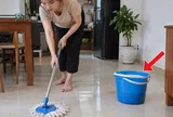 Tại sao lau sàn nhà nên dùng nước nóng?