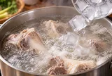Tại sao nhiều người cho đá lạnh vào nồi canh xương đang sôi?