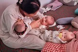 Cô gái 24 tuổi sinh 5 con cùng lúc với xác suất cực hiếm, người chồng sụt 11kg vì chăm con, 5 bé như thiên thần