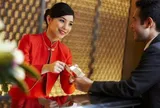 Tại sao lễ tân không nói to số phòng của khách?