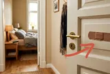 Vì sao người thông minh thích dán miếng urgo lên cửa?