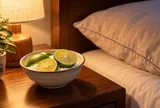Vì sao nhiều người đặt bát chanh muối ở đầu giường?