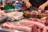 Vì sao hàng thịt luôn có những chiếc khăn để trên bàn?