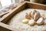 Vì sao nên để vài nhánh tỏi trong thùng gạo?