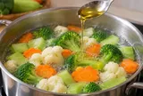 Vì sao nhiều người cho vài giọt dầu ăn vào nồi luộc rau củ?