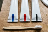Sự thật về các vạch màu ở đáy tuýp kem đánh răng