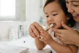 Trẻ ít ăn đồ ngọt vẫn dễ sâu răng: 4 thói quen cha mẹ nên bỏ càng sớm càng tốt