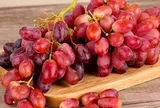 Rửa nho chỉ với nước chẳng khác nào không rửa, làm kiểu này quả nào cũng sạch bóng, ăn cả vỏ vẫn yên tâm