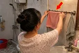 Vì sao không nên treo khăn mặt trong nhà tắm?