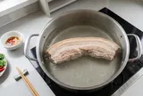 Nước luộc thịt nên đổ đi hay giữ lại nấu canh?