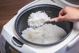 Vì sao bạn không nên mở nắp nồi cơm điện để xới cho đến khi chín hẳn?