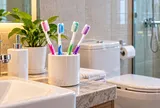 Có nên để bàn chải đánh răng trong nhà tắm?
