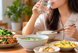 Có nên uống nước trong khi ăn cơm? 4 điều cần biết