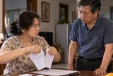 Đòi ly hôn vì chồng bắt chăm chị gái chồng bị liệt, nghe anh nói một câu trên bàn ăn, tôi vội xé đơn