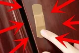 Tại sao bạn nên dán 1 miếng băng urgo lên cửa nhà vệ sinh?