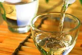 Nhỏ vài giọt giấm trắng vào chậu nước: Mẹo hay ít ai biết, biết rồi ai cũng muốn làm theo