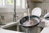 3 sai lầm khiến chảo chống dính nhanh hỏng, vừa mua đã bong tróc, cong vênh