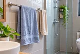 Dùng khăn mặt xong có nên treo trong nhà tắm? Những điều rất cần chú ý