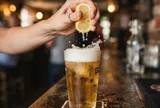 Tại sao nên vắt chanh vào bia?