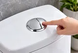 Vì sao bồn cầu có 2 nút xả? Nhiều người dùng mỗi ngày nhưng chưa biết cách dùng đúng