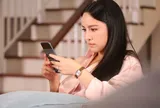Em chồng đến chơi quên điện thoại, tôi nghe hộ em một cuộc gọi rồi điếng người vì phát hiện bí mật