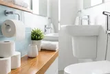 Sau khi đi vệ sinh, nên dùng giấy hay dùng vòi xịt?