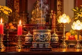 Trên ban thờ nên dùng nến hay đèn điện? Nhà đã đặt sẽn đèn điện thờ thì có cần nến không?