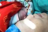 Người phụ nữ 60 tuổi nghỉ hưu 3 năm 2 lần sinh con, phía sau quyết định gây sốc là bi kịch