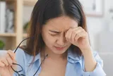 Người phụ nữ suýt bị mù vì thói quen cứ ngứa là dùng tay dụi mắt