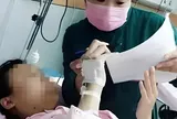 Mẹ bầu khiếm thính không chịu vào phòng sinh, lén đưa mẩu giấy ghi 6 chữ khiến bác sĩ rưng rưng